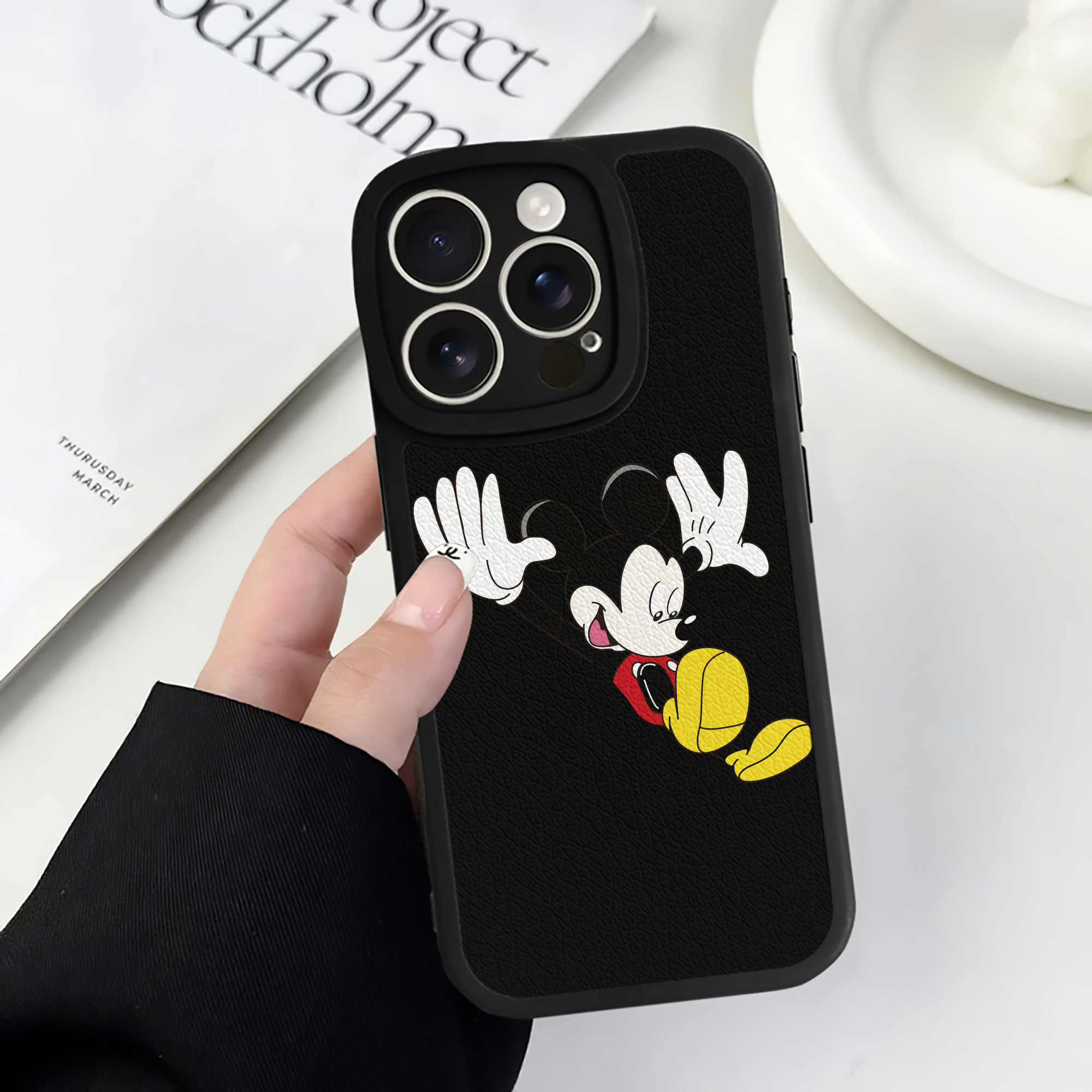 （画像用） ミッキーマウス Mickey Mouse 【iPhone 16シリーズ対応】シリコンスマホケース（レザー調） 材質：シリコン